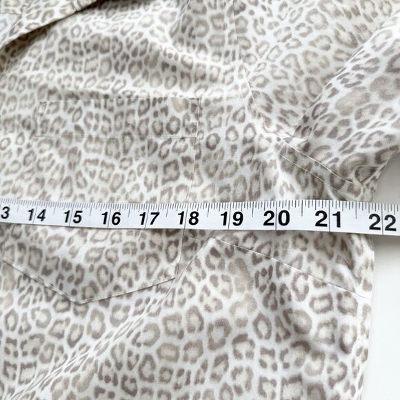 Chico’s Size 2 US 12/14 No Iron Leopard Print Pocket Detail Shirt Beige Classic - Picture 7 of 8